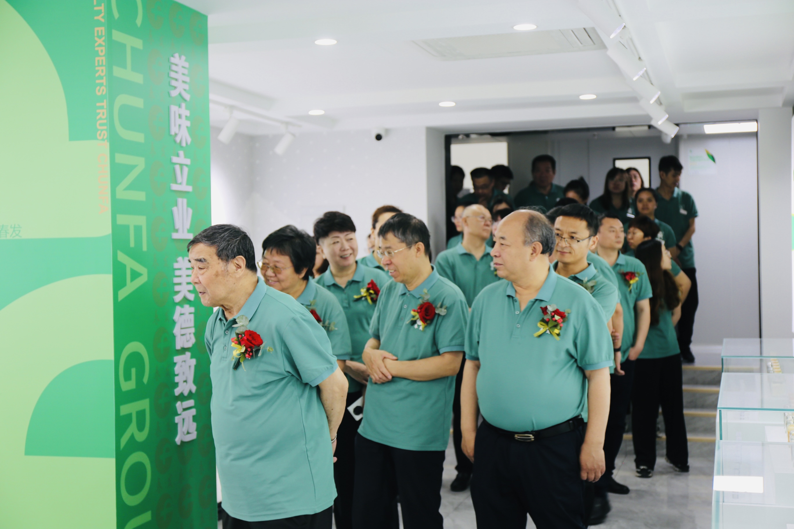 领导参观文化长廊-370372d9-ba12-4061-bbf3-f35362206602.jpg